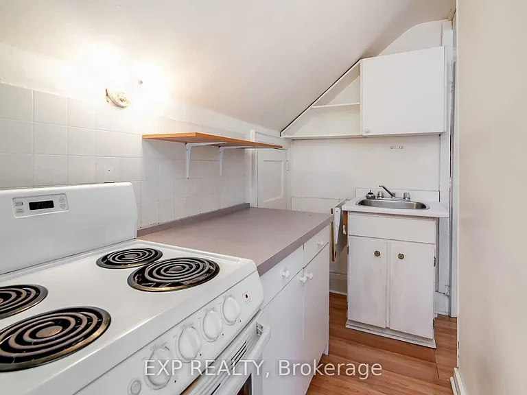 896 Avenue Rd — Photo 10