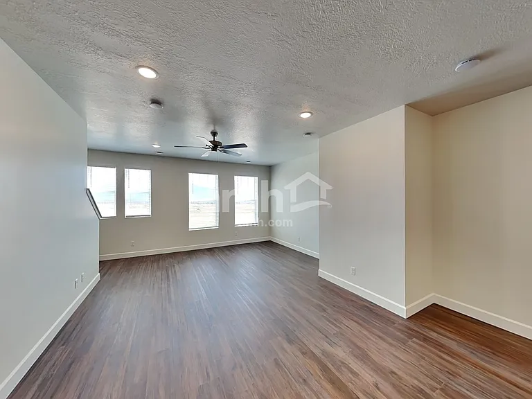 11026 S Trocadero Ave — Photo 6
