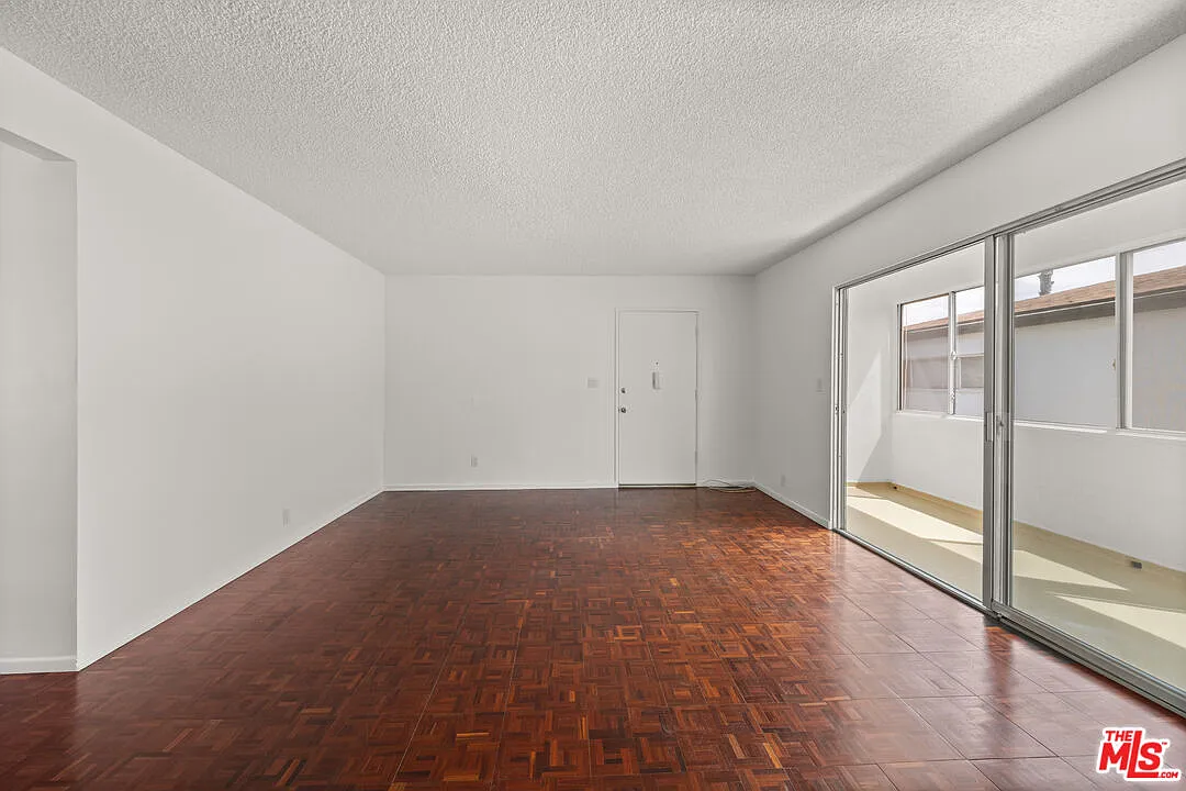 2 bed, 2.0 bath, 1200 sqft, $4,295 — Photo 2