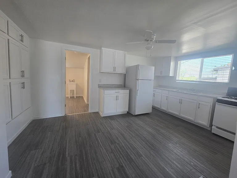 128 E 4th St — Photo 9