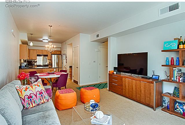 open floorplan w/high ceilings