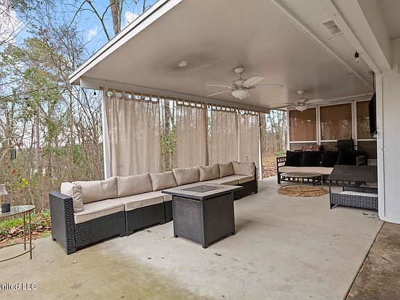 5th image of 218 W Virginia Dr