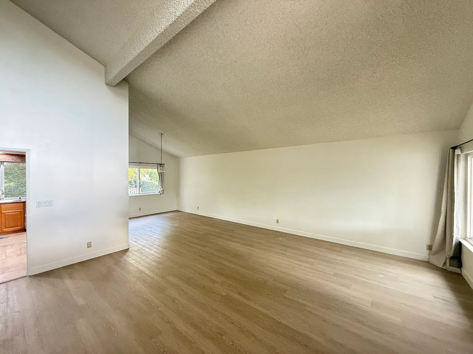 4 bed, 2279 sqft, $5,600 — Photo 2