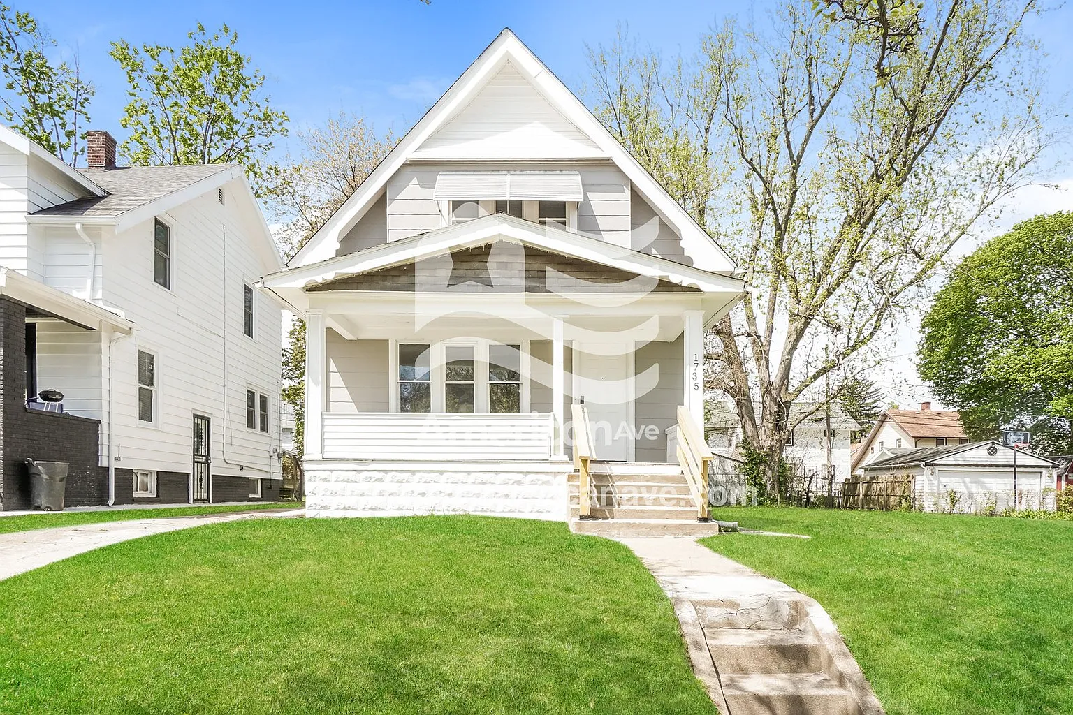 1735 Joffre Ave photo 1