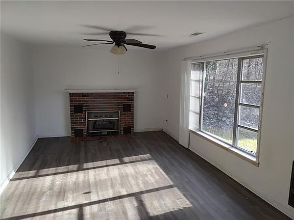 4th image of 4076 Fairmont St