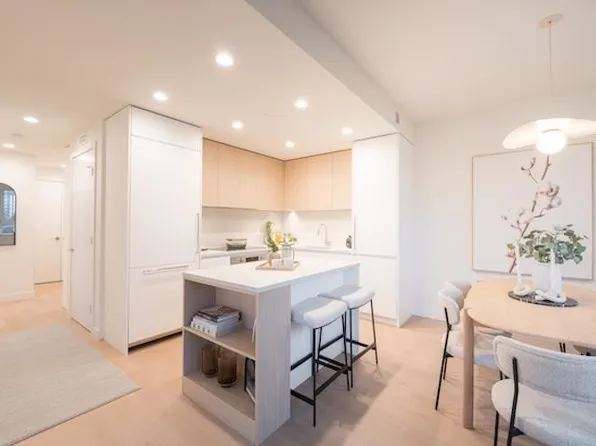 585 Kemsley Ave #205, Coquitlam, BC V3J 3Z2