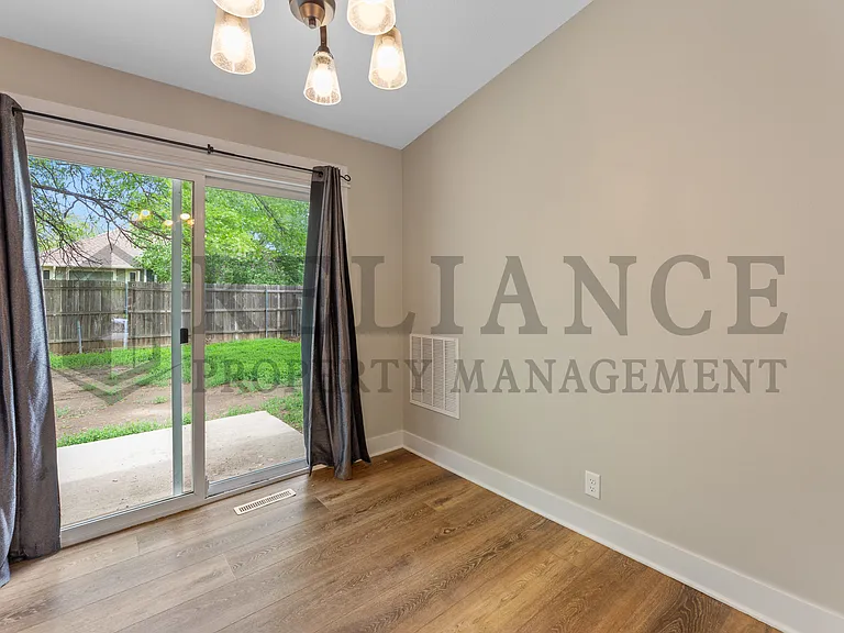117 S Lark Ln — Photo 8