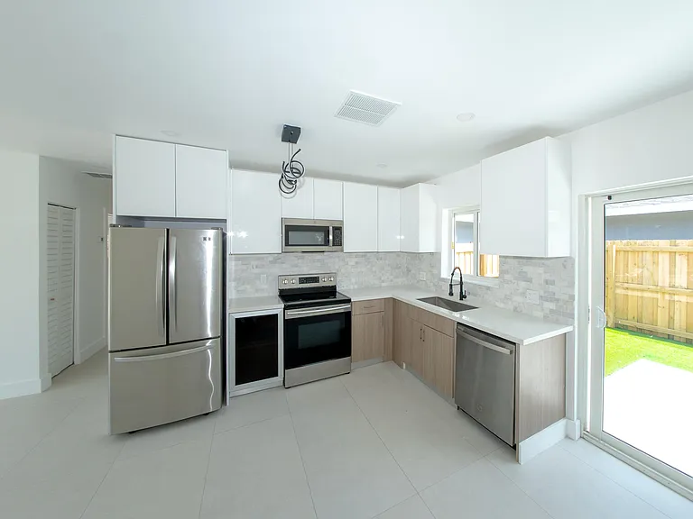 2160 SW 16th Ct — Photo 12