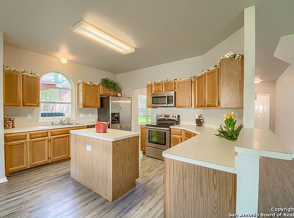 3rd image of 1004 Crimson Cove Dr