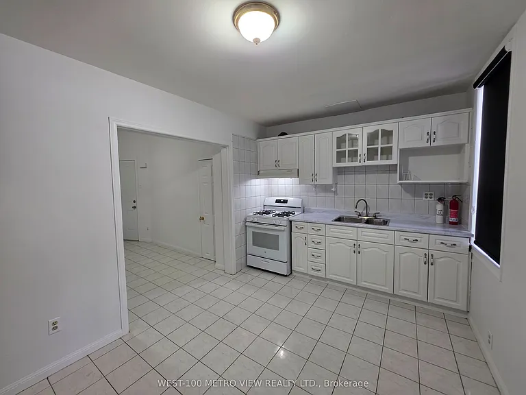 1075 Dufferin St — Photo 4
