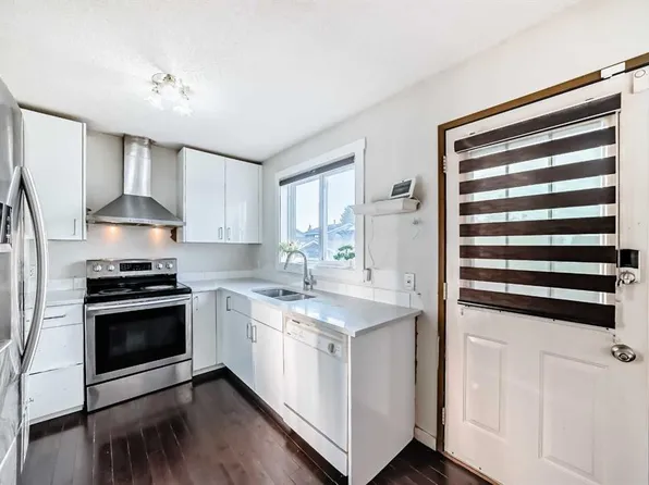11 N Martinwood Rd NE, Calgary, AB T3J 3G6