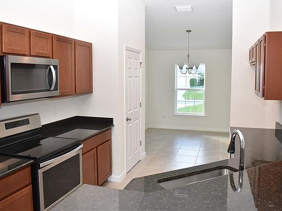 3rd image of 211 NW 25th Pl