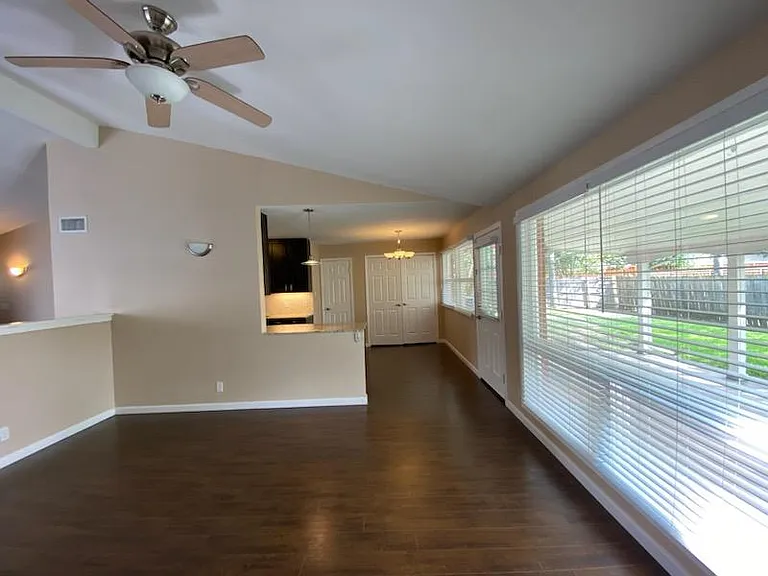 919 Melrose Dr — Photo 6