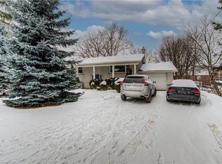 42 Central St, Waterloo, ON N2L3A6