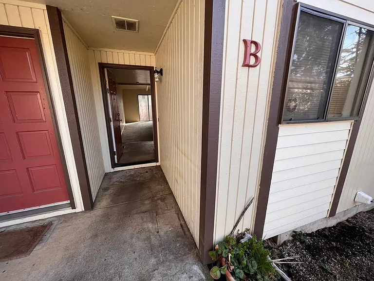 317 S 40th Pl #B — Photo 5