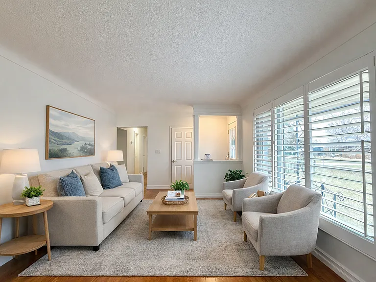 90 Rochelle Dr — Photo 1