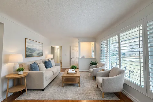 90 Rochelle Dr Photo 1
