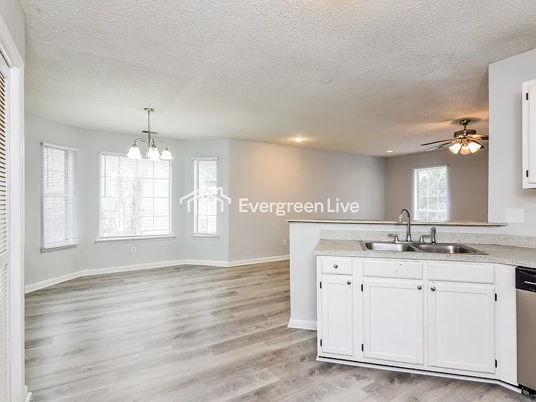 404 Winslow Way — Photo 3