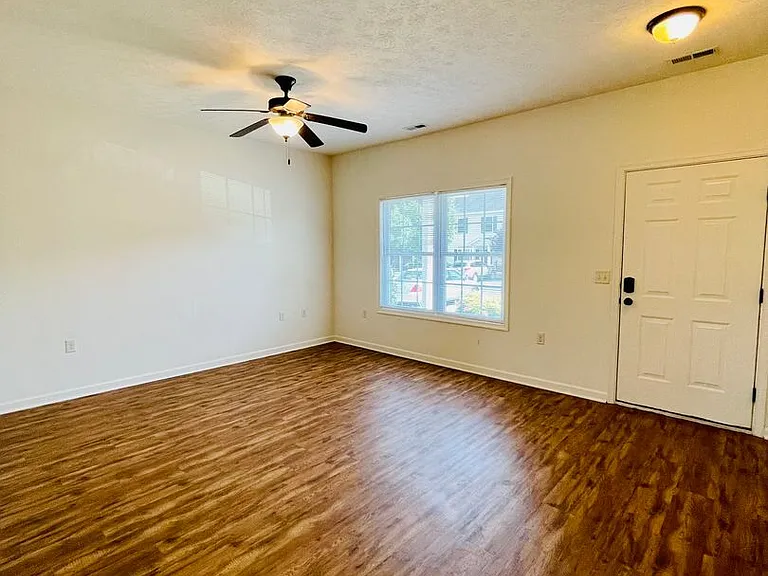 1101 Wellington Dr — Photo 2