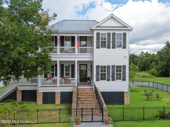 102 Mollere Dr, Waveland, MS 39576
