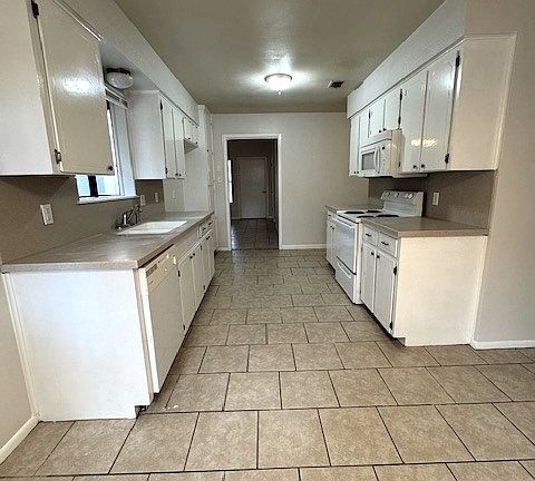 4th image of 2470 Oak Park
