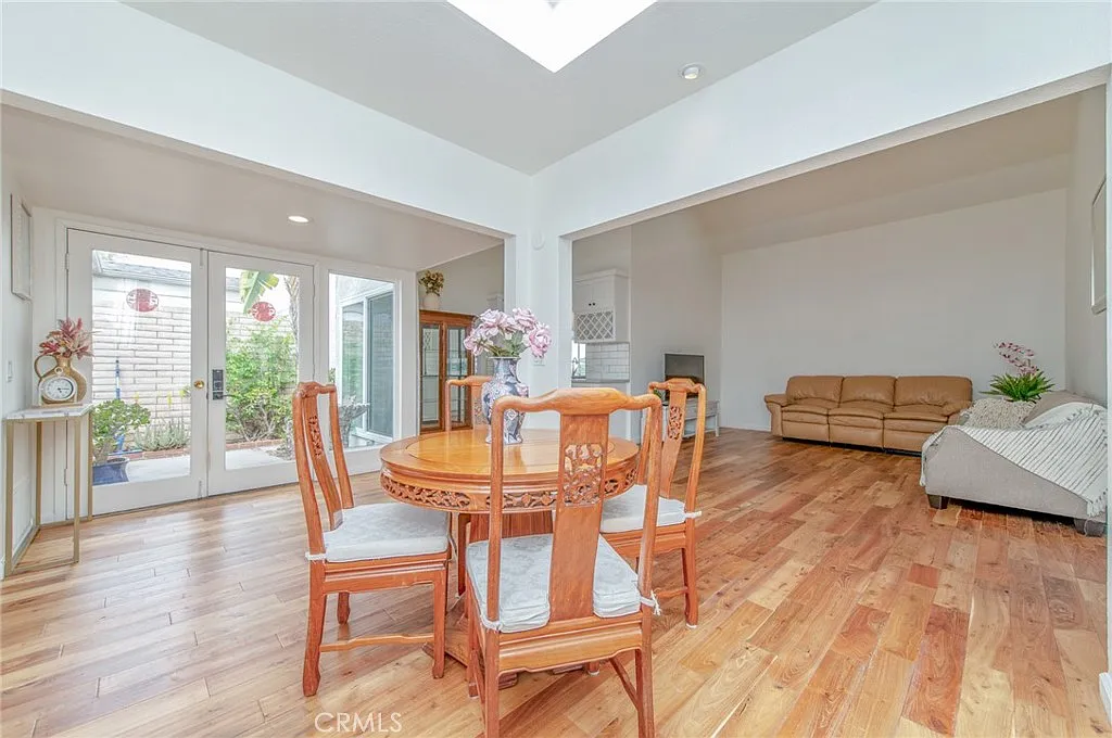 3 bed, 2.5 bath, 1305 sqft, $5,000 — Photo 3