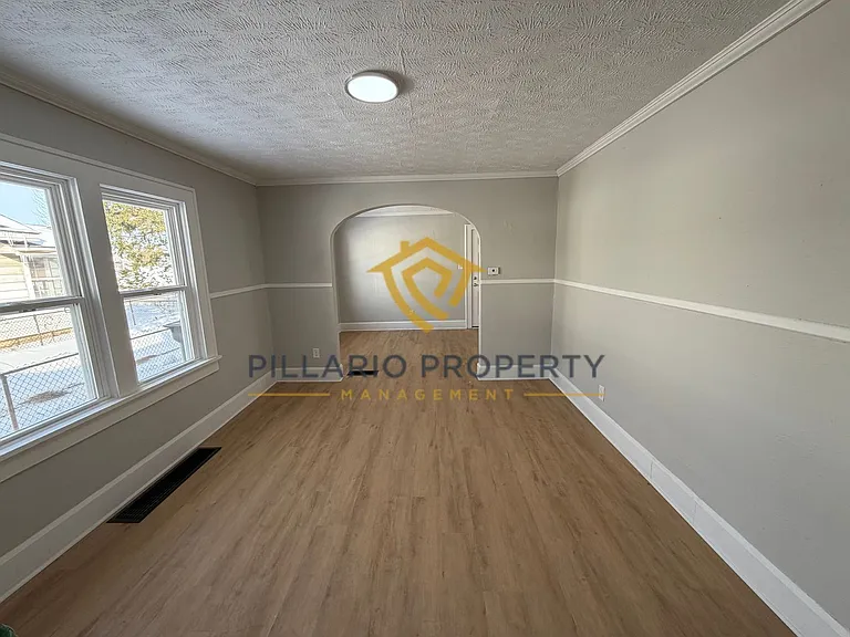 711 W 22nd St — Photo 13