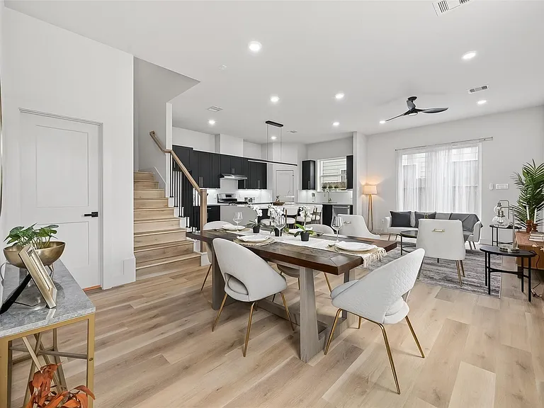 975 Highland Light Ln — Photo 3