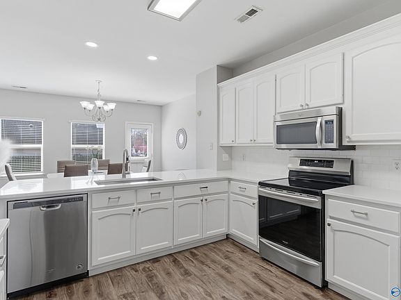 4th image of 142 Brass Oak Dr