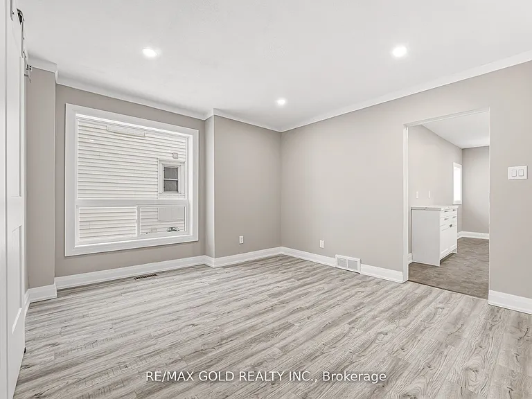4445 Simcoe St — Photo 15