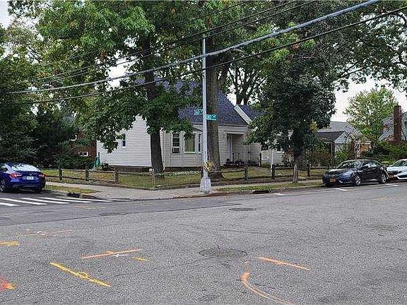3rd image of 259-18 80th Ave