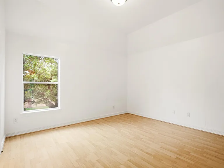 1322 Kirby Lake Ct — Photo 33
