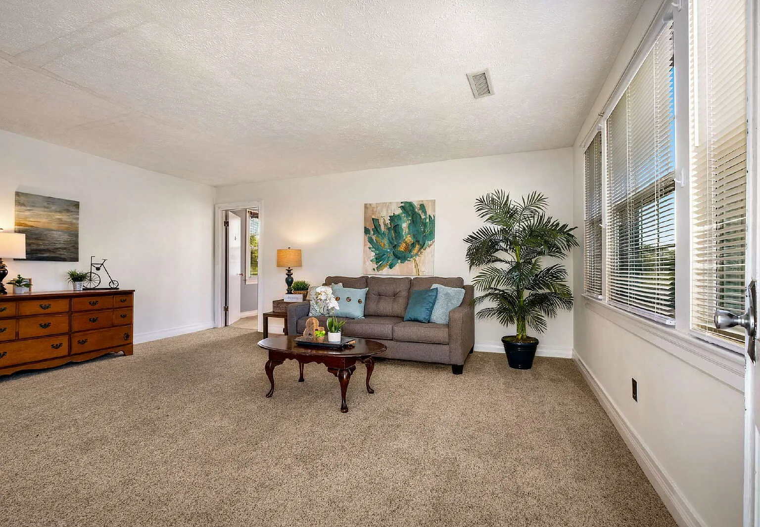 3 bed, 1.5 bath, 2200 sqft, $2,000 — Photo 2