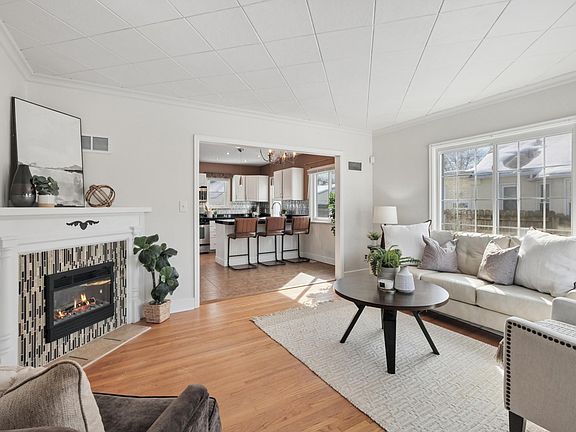 3rd image of 1040 5th Ave SE