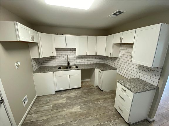 2nd image of 2211 W Illinois Ave