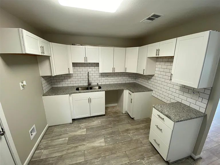 2211 W Illinois Ave — Photo 2