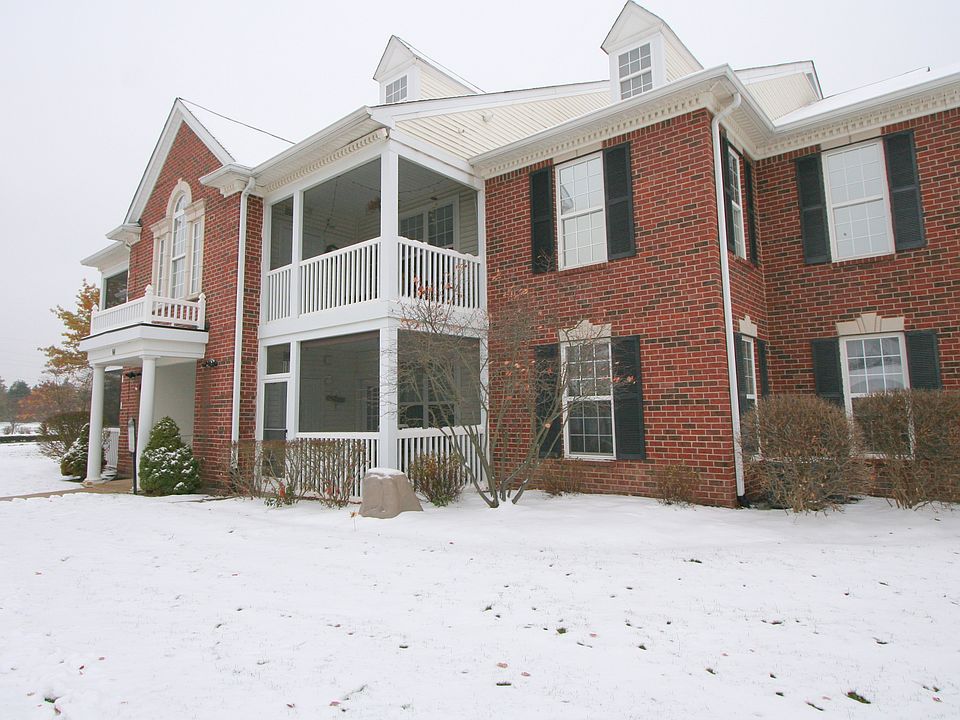 1st image of 828 W Summerfield Gln