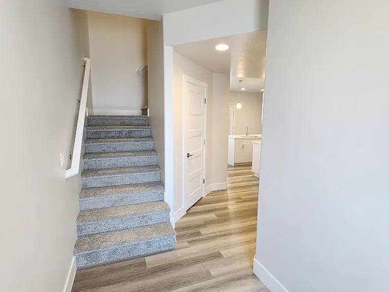 683 E Eureka Aly — Photo 2