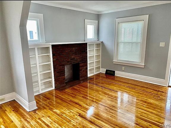 5th image of 104 Mariposa St