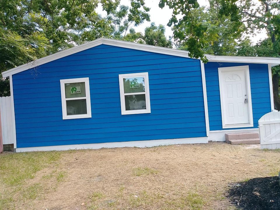 Beautiful, competely modeled home with fresh paint and large fenced in front yard