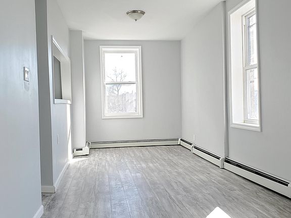 5th image of 113 Mallory Ave #1D