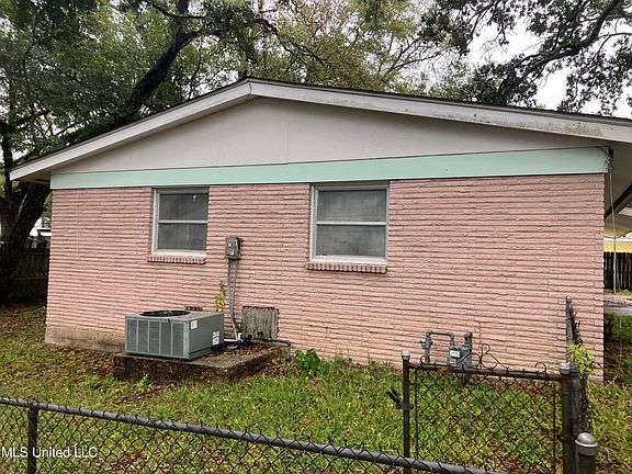 3rd image of 1028 Esposito St