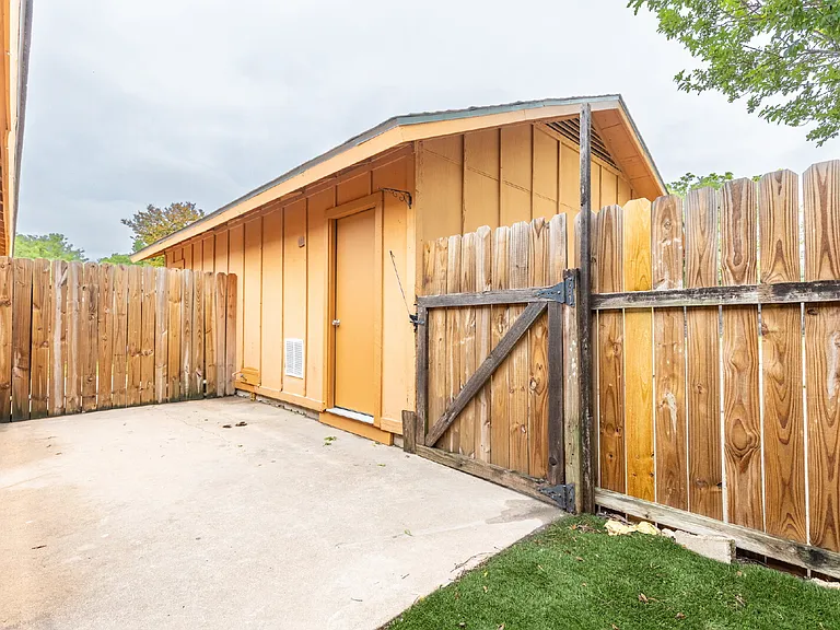 323 W William Cannon Dr #B — Photo 23