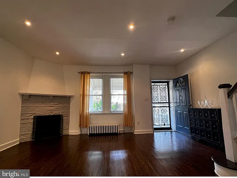 248 E Queen Ln — Photo 4