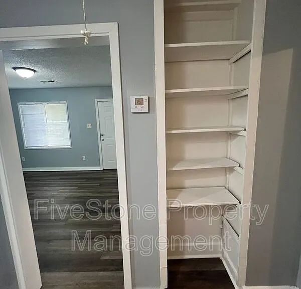 1300 Robin Hood Ln — Photo 10