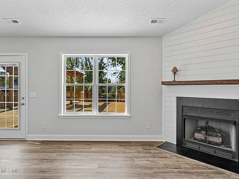 724 Hillside Dr — Photo 14