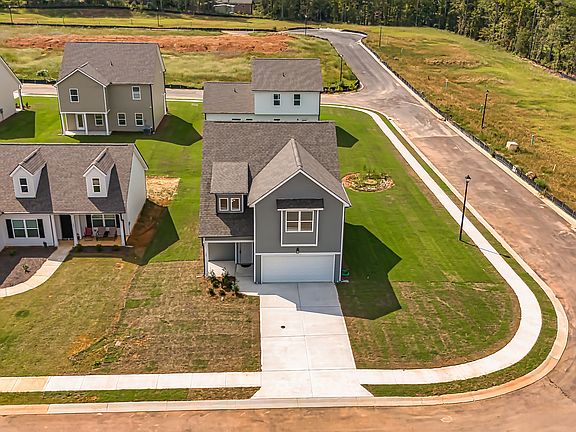 Photos shown feature the Bradford model and may not represent the exact home available for lease.
