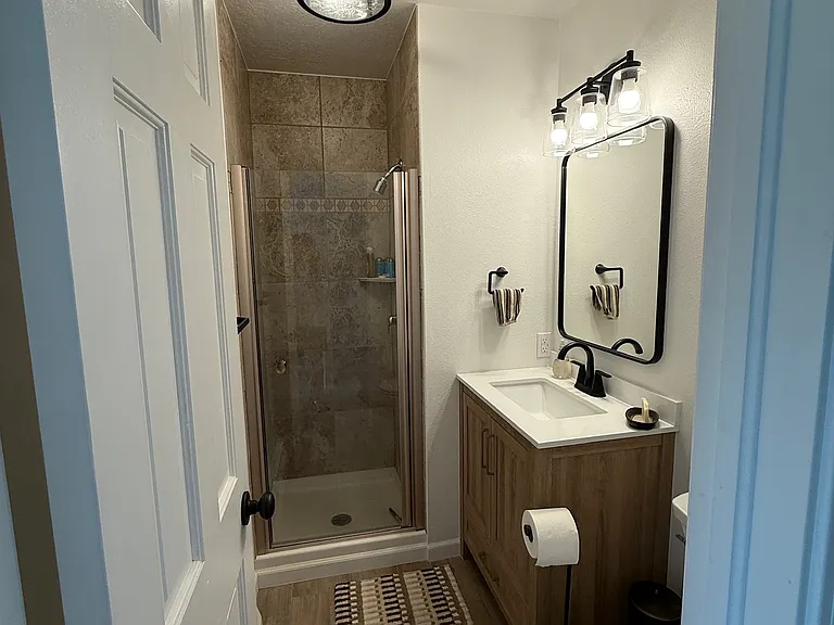 2nd upstairs bedroom en-suite bathroom