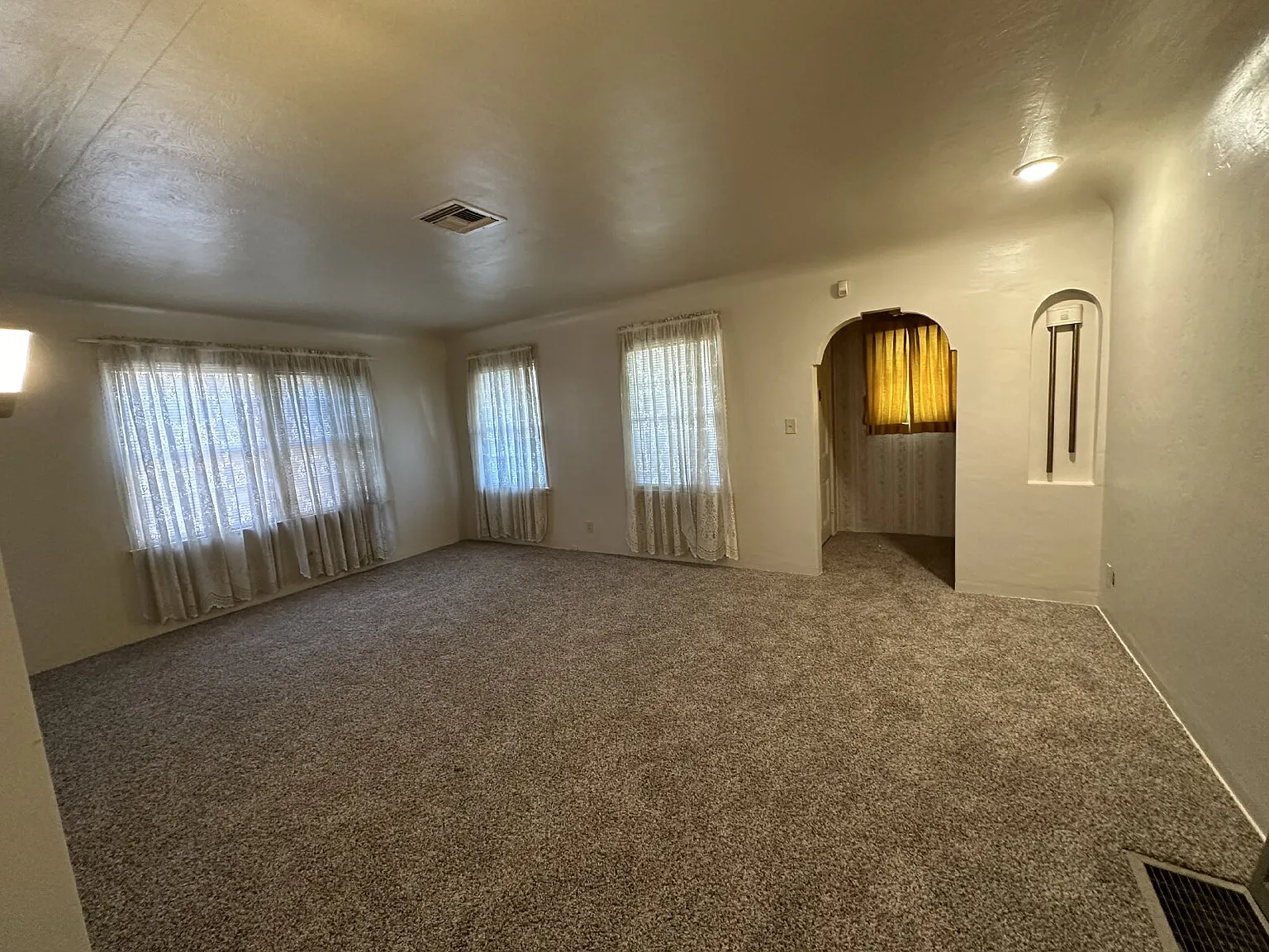 3 bed, 2.0 bath, 1351 sqft, $1,995 — Photo 4