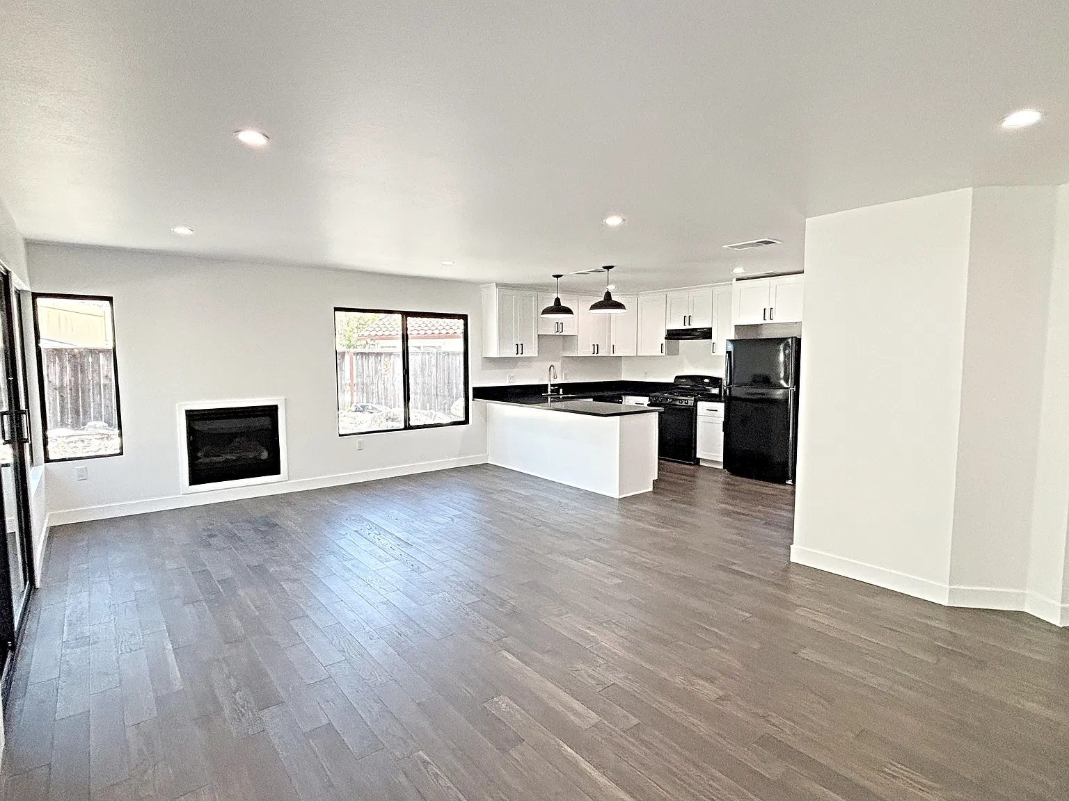 5 bed, 2176 sqft, $5,500 — Photo 4